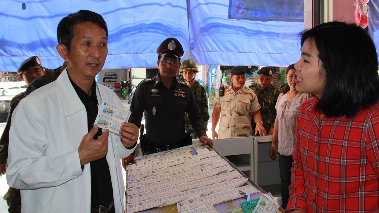 ปลัดจังหวัดยโสธร นำกำลังตรวจแผงลอตเตอรี่ หลังพบของปลอมระบาดหนัก