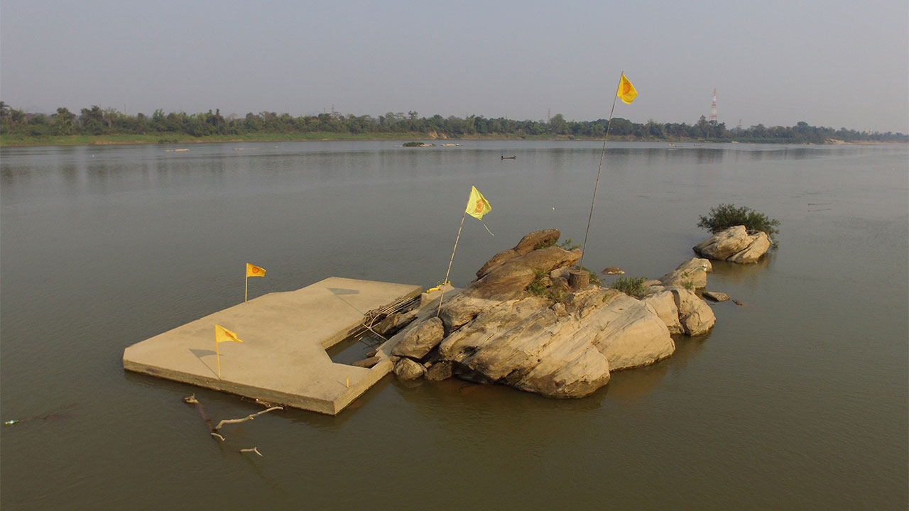 นครพนมแม่น้ำโขงแห้ง รอยพระพุทธบาทเวินปลาโผล่ เตรียมเปิดให้ปชช.กราบไหว้