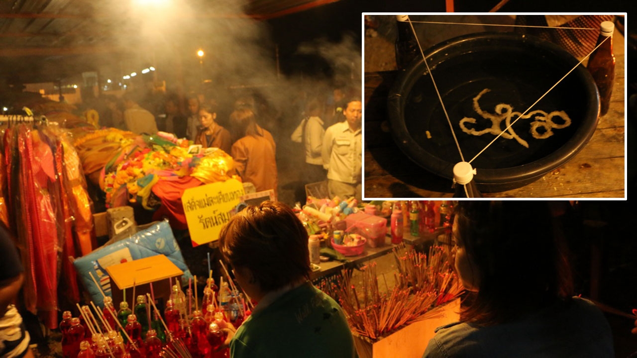 นักแสวงโชคแห่ขอเลขเด็ด ลุ้นหวยต้นตะเคียน หน้าหมู่บ้านย่านบางปะกง