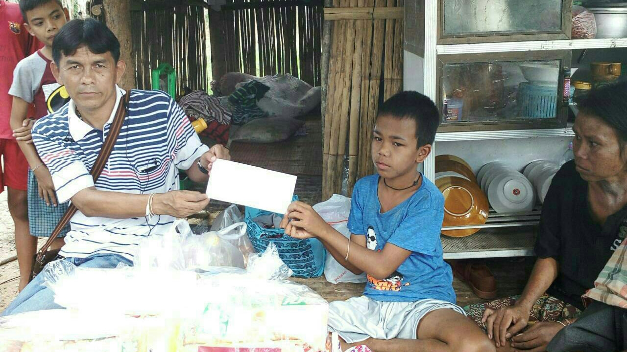 อดีตนักมวยดัง เมืองคอน ร่วมช่วยแม่ติดเชื้อร้าย อยู่กับลูกด้วยความลำบาก