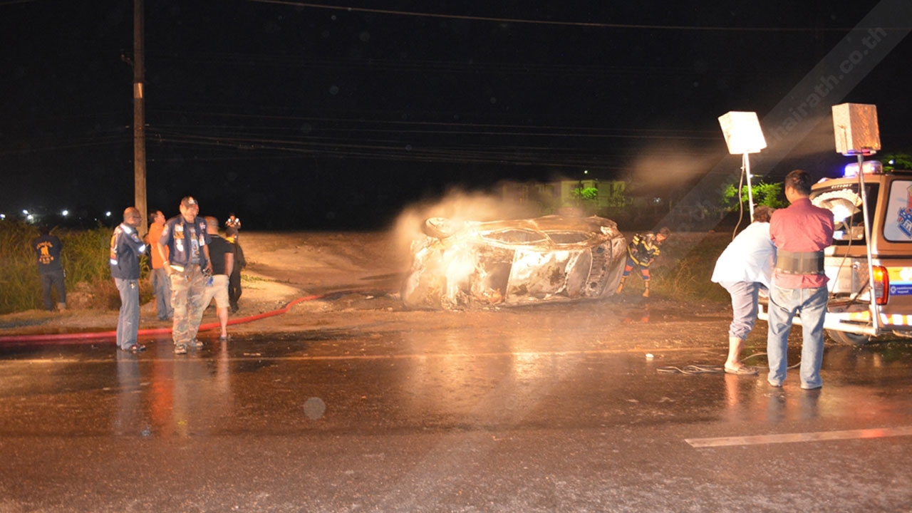 หนุ่มเมืองจันท์ซิ่งเก๋งคว่ำไฟลุกท่วมย่างสดดับคาซาก