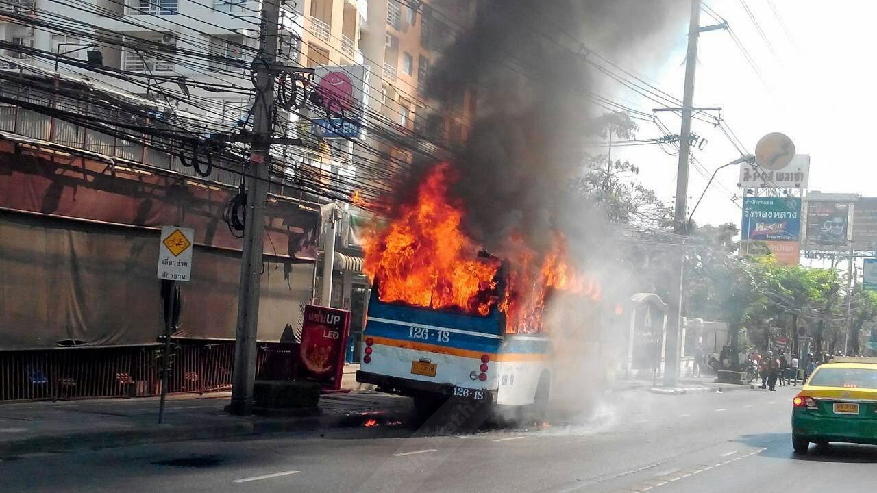 ไฟลุกท่วมเมล์สาย 126 ปากซอยลาดพร้าว 85 จราจรติดหนึบ