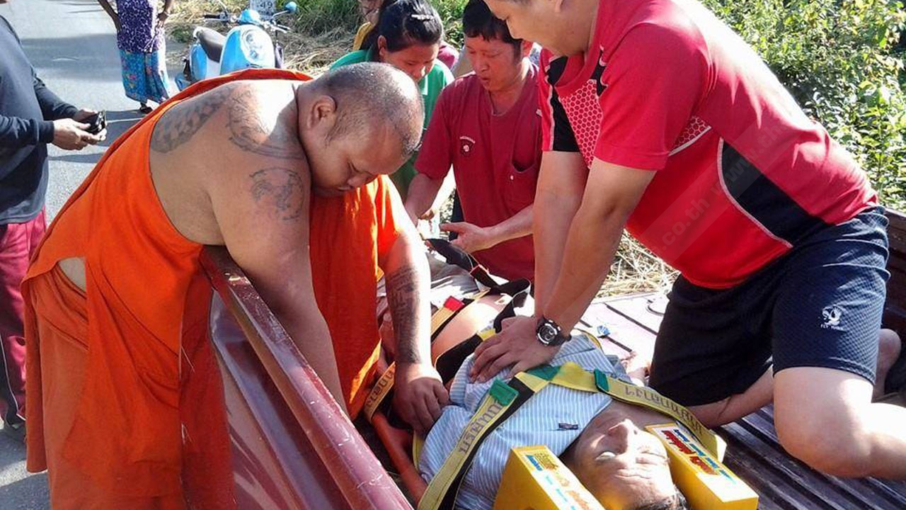 ฮือฮา 'พระหนุ่ม' ลำปาง ใช้เวลาว่างช่วยงานอาสากู้ภัย
