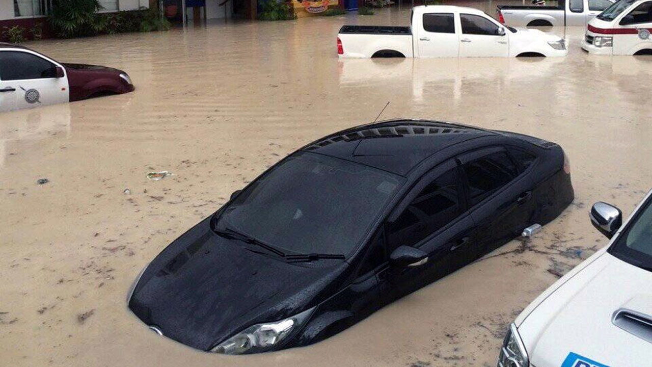 ฝนกระหน่ำหาดป่าตอง น้ำทะลักท่วมโรงพักกะทู้ 