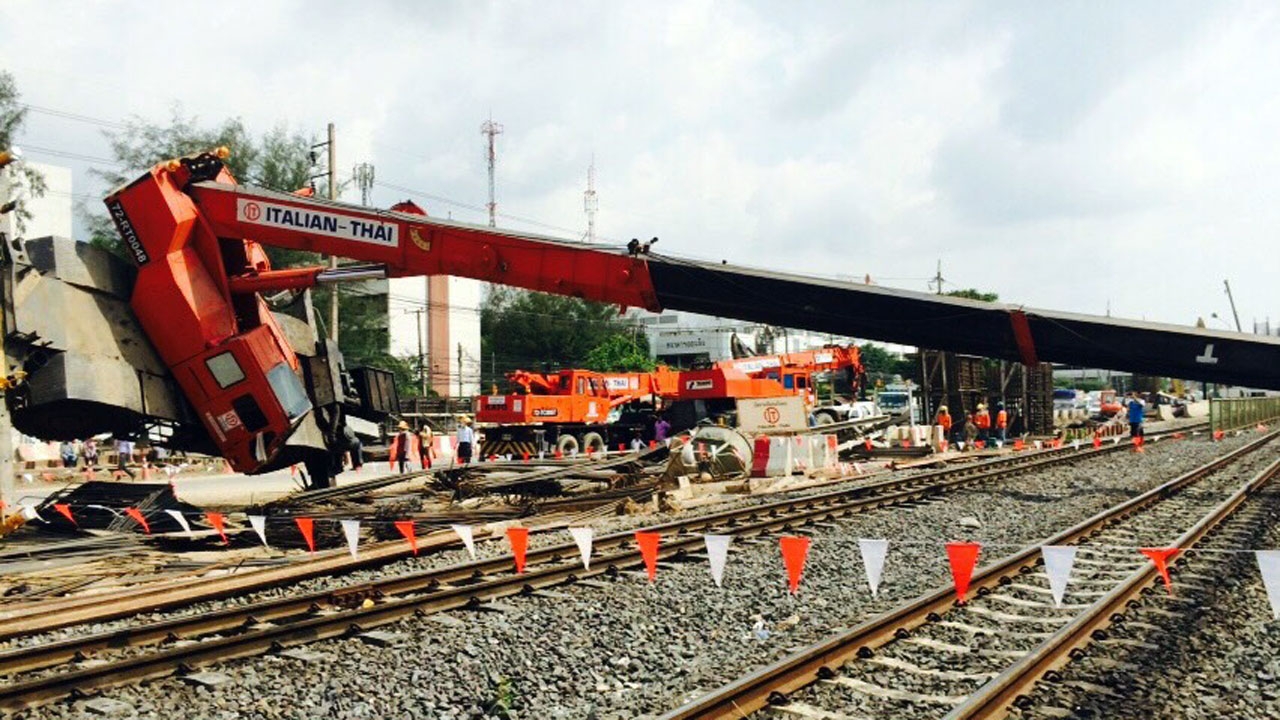 โกลาหล! เครนล้มทับรถ เจ็บ 1 ขวางรางรถไฟที่ดอนเมือง (ชมคลิป)