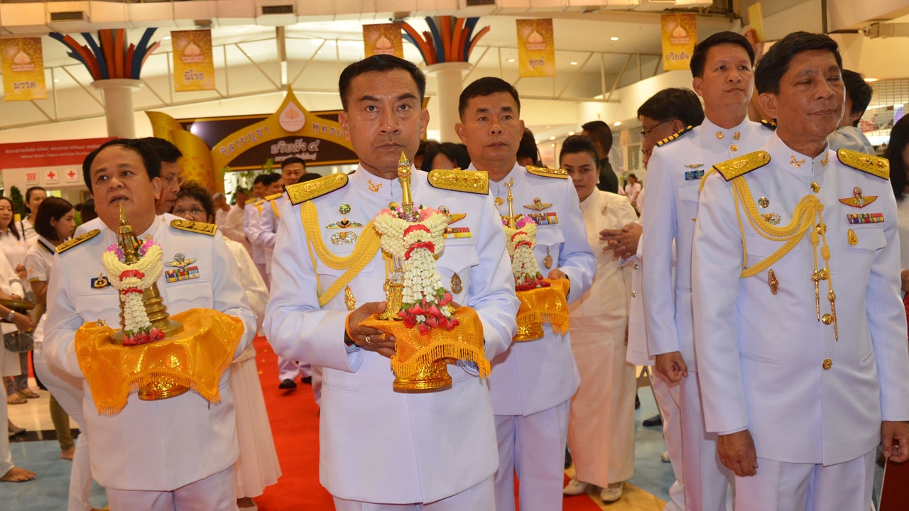 ชาวโคราชแห่สักการะพระบรมสารีริกธาตุ 9 พระองค์