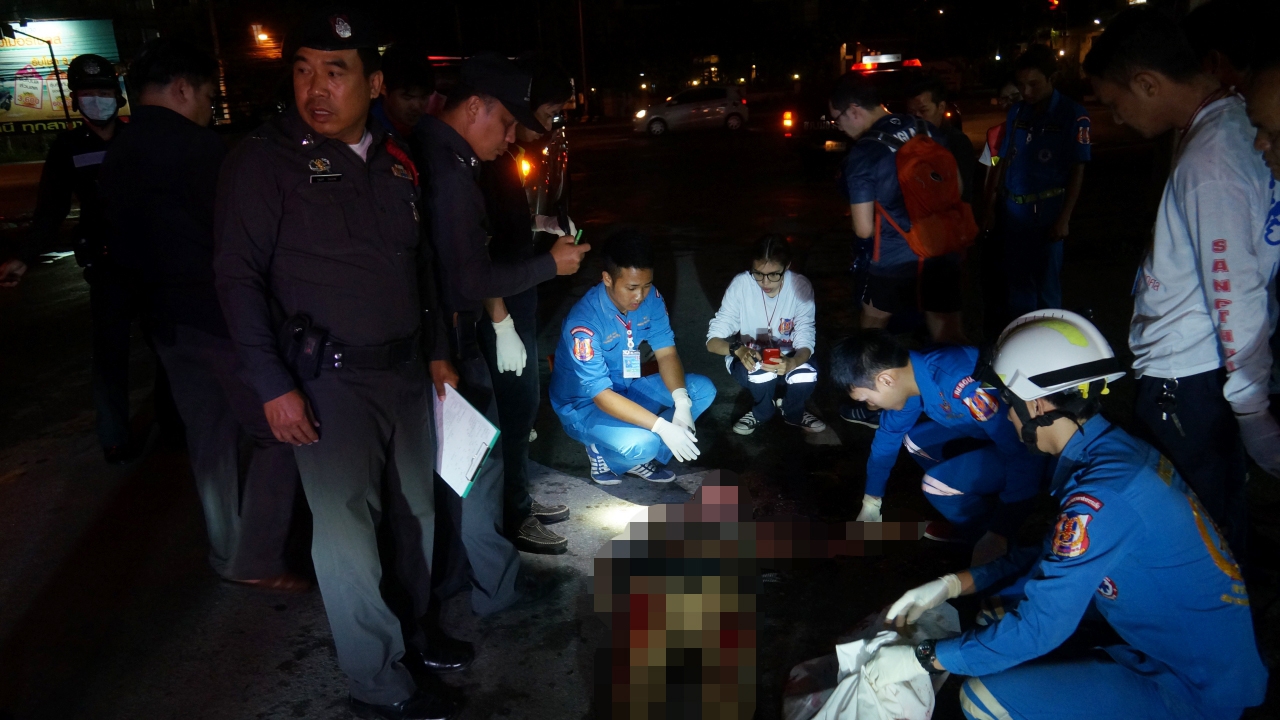 ปิกอัพซิ่งชน จยย. ลากสาวไกล 2 กม. เผ่นหนีลอยนวล