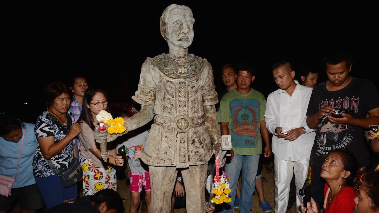 แห่ขอเลขเด็ด รูปปั้นทหารโบราณ-มือกำดาบ ซุกใต้ดินที่นนทบุรี