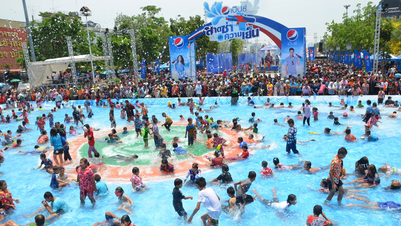 โคราชเนรมิตอุโมงค์น้ำ เล่นสงกรานต์ 'สาดซ่า ท้า ความเย็น' 