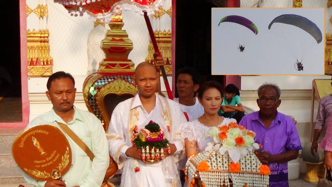 ฮือฮา! พารามอเตอร์บินโปรยทาน งานบวชลูกอบต.ดังเมืองสิงห์