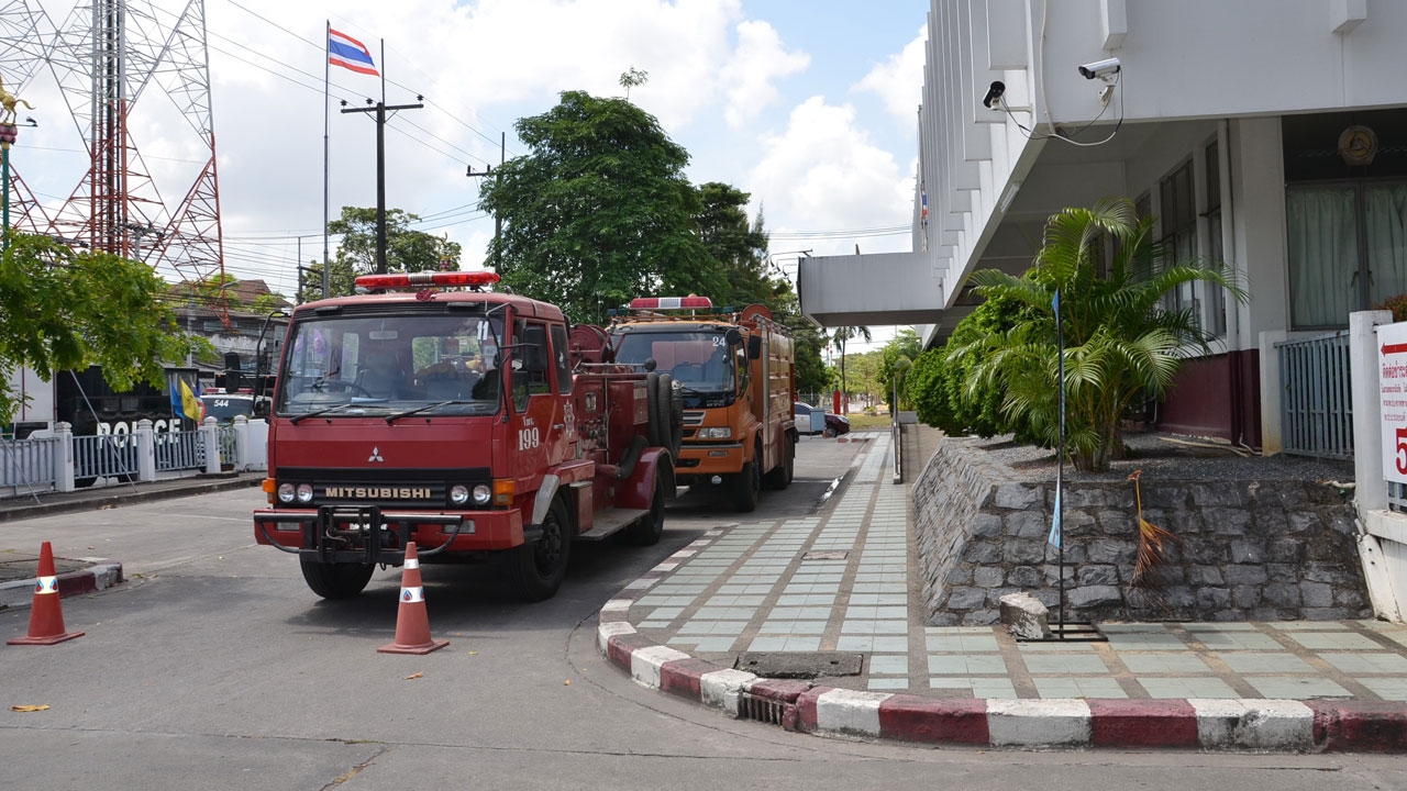 ตร.-ทหารเมืองคอน 200 นาย คุมเข้ม หวั่นประท้วงเผาโรงพักรอบ 2 (ชมคลิป)