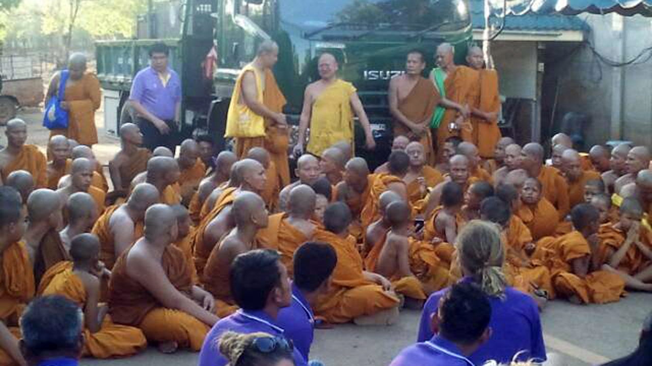 วัดหลวงตาบัวฯวุ่นอีก! จนท.บุกยึดหมี เจอเจ้าอาวาสพาพระปิดทางออก