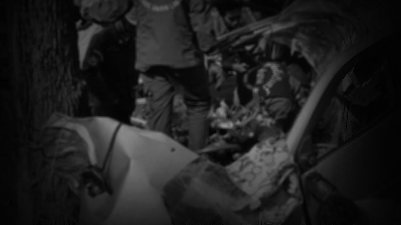 กระบะเสียหลักหลุดโค้ง พุ่งอัดต้นไม้ ดับ5สาหัส1ราย