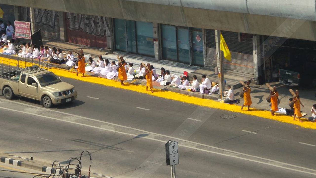 เดินธุดงค์ต่อเนื่องไม่สนเสียงต้าน ธรรมกายเยือนนนท์ โชคดีรถไม่ติด (ชมคลิป)