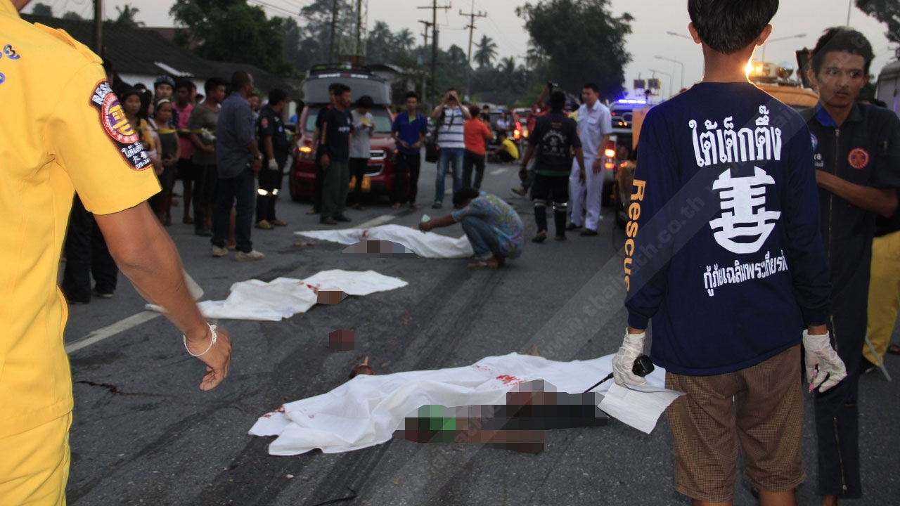 สยอง! เซียนไก่ตกรถปิกอัพ 18ล้อขยี้เละคาถนน 5 ศพ 