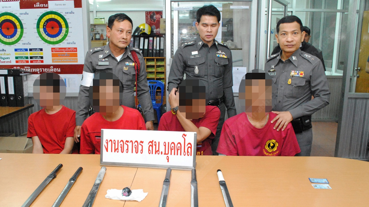 ปาบึมใส่รถเมล์ นักเรียนเจ็บ3คน