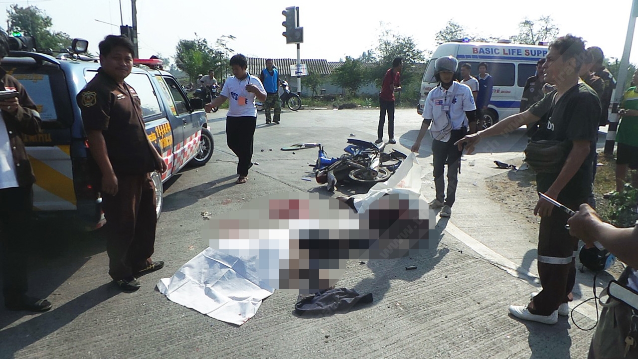 ผัว-เมีย ชะตาขาด ขี่จยย.เยี่ยมพ่อตา เบรกแตกชนสิบล้อดับคาที่