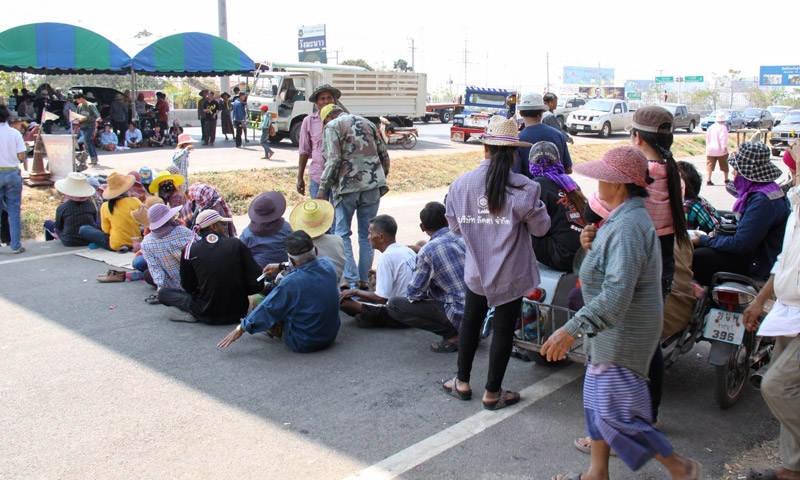 ม็อบข้าวตรึงปิด 'พระราม2' ต่อ-พิจิตร เตรียมรุกเข้ากทม.