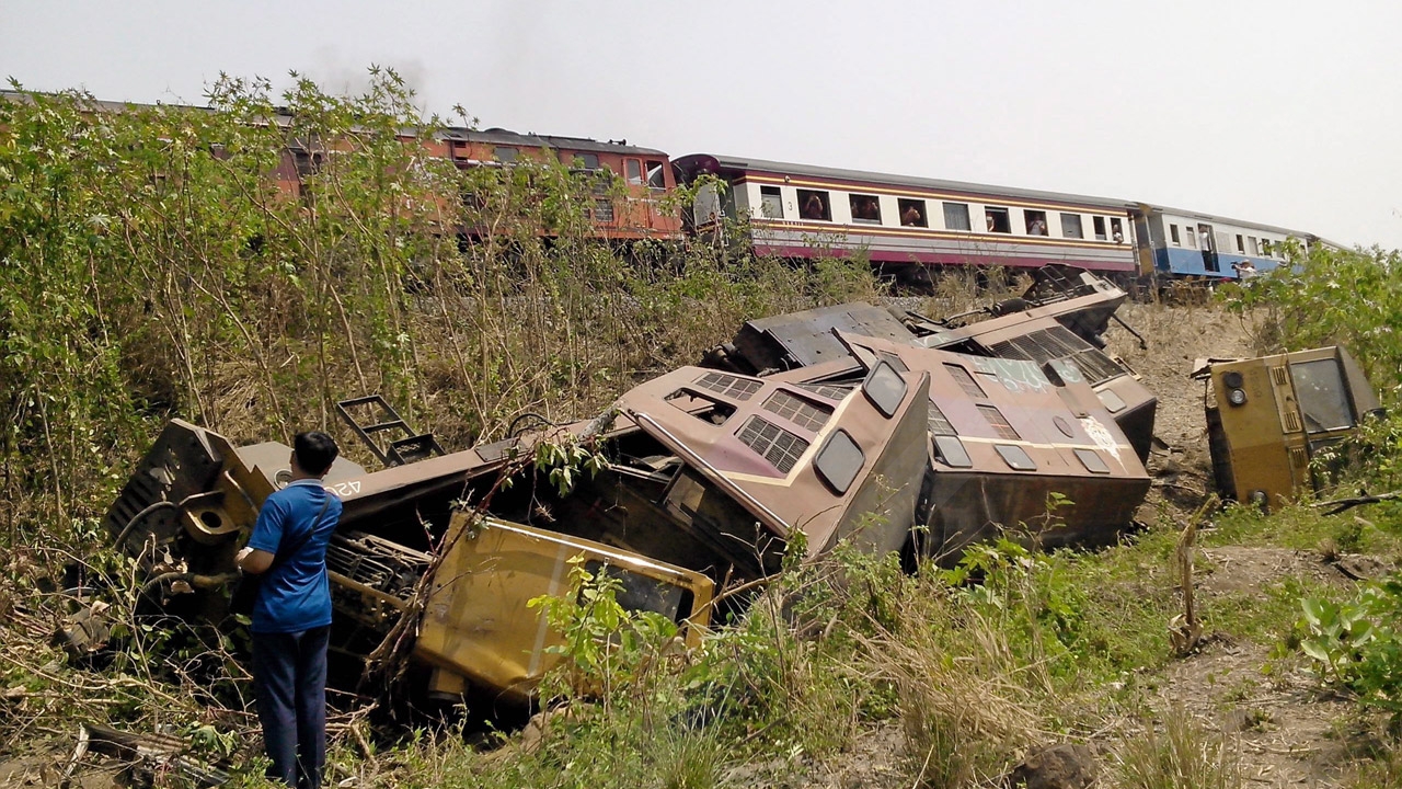 พขร.ปลดทุกข์! ทำรถไฟตกเขา