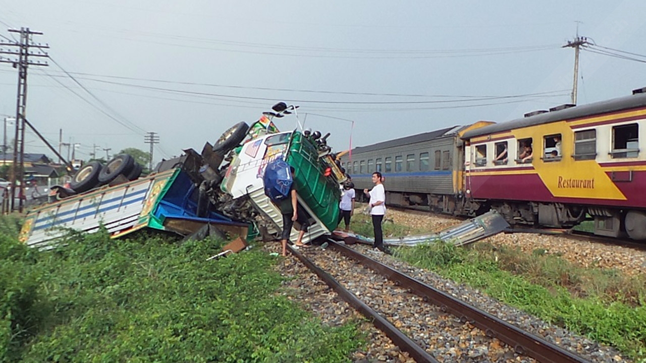 สิบล้อชนสนั่นรถไฟสายใต้ โชเฟอร์รอด!