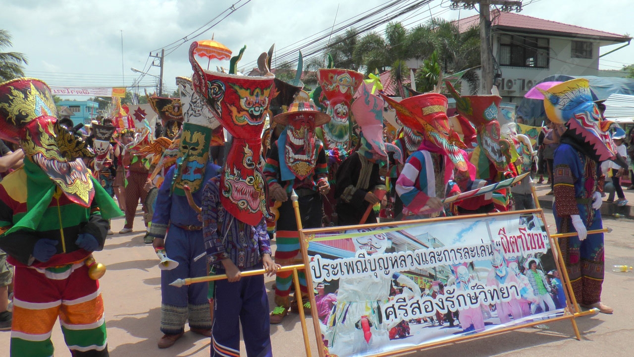 สุดยิ่งใหญ่!นักท่องเที่ยวนับแสนแห่ชมงานผีตาโขน 57