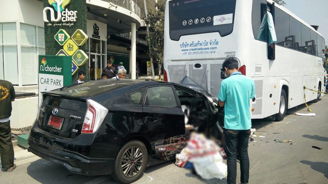 นศ.เอแบคควบเก๋ง เสยท้ายบัสดับ