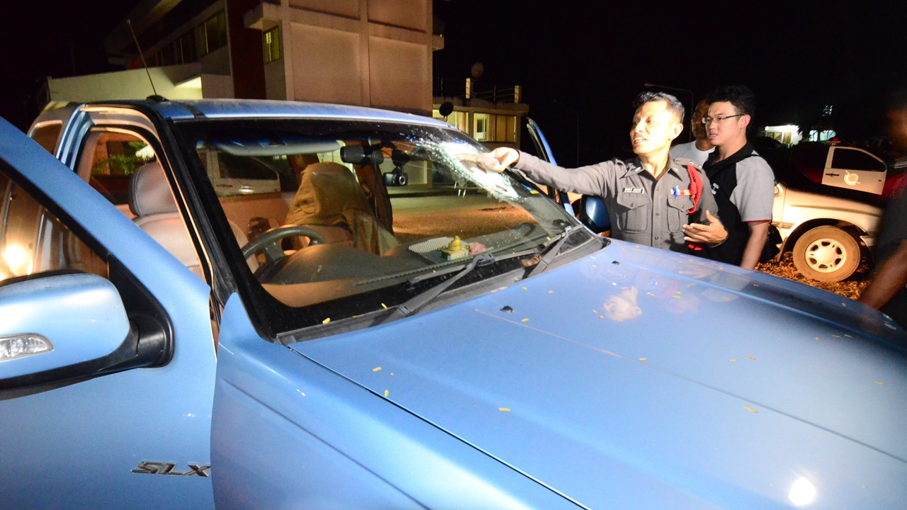 อันตราย! เศษกระทะล้อรถแตก พุ่งทะลุกระจก โดนหน้าสาวสาหัส 