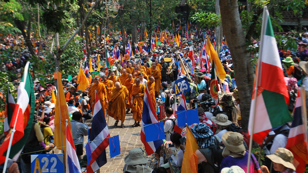 ‘หลวงพ่อวิริยังค์’ นำศิษย์กว่าครึ่งหมื่น ธุดงค์ดอยอินทนนท์