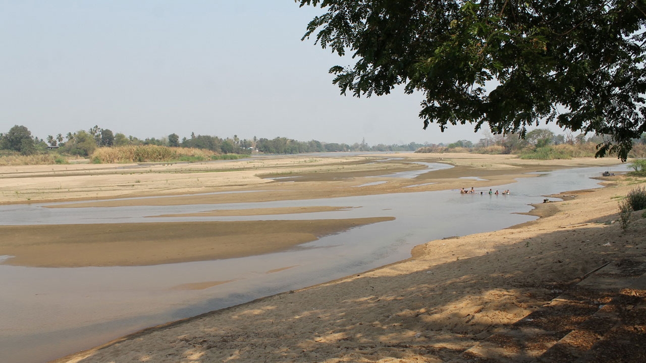 กำแพงเพชรแล้งหนัก แม่น้ำปิงแห้งสุดรอบ10ปี มีแต่ทรายเดินข้ามได้   