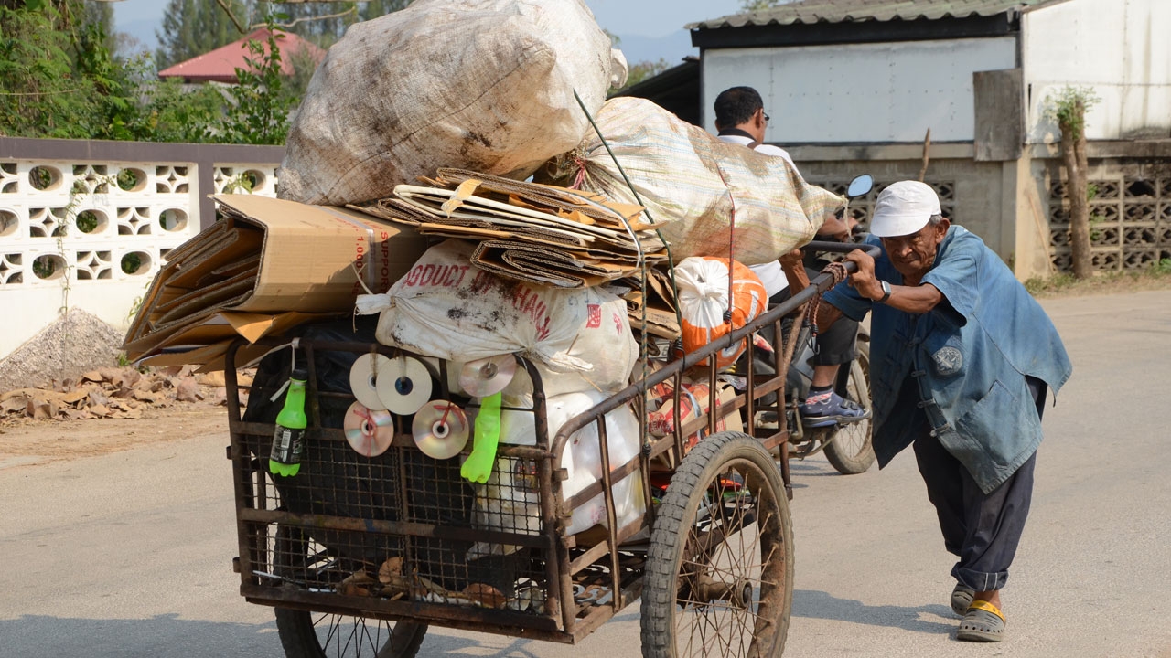 เศรษฐีที่ดิน ชีวิตพลิกผัน พ่อเฒ่าเมืองรถม้า เก็บขยะขายเลี้ยงเหลน 3 คน