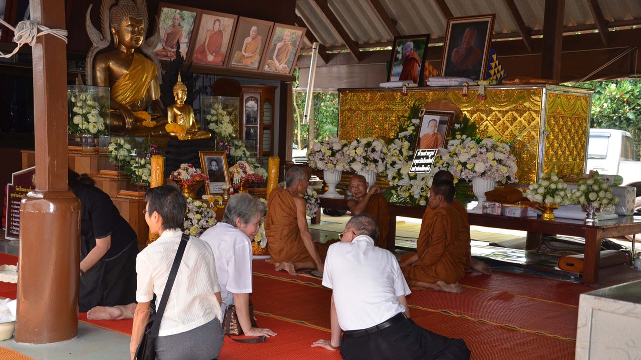 คาดมืออาชีพ ลั่นไกสังหาร 'พระหมอ' แกะรอยวงจรปิดล่าตัว (ชมคลิป)