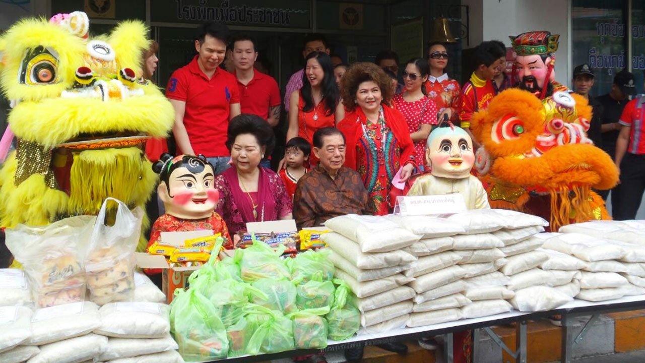 คืนความสุข! ตร.บางกอกใหญ่ แจกข้าวสารตรุษจีน ชาวบ้านแห่ต่อคิว