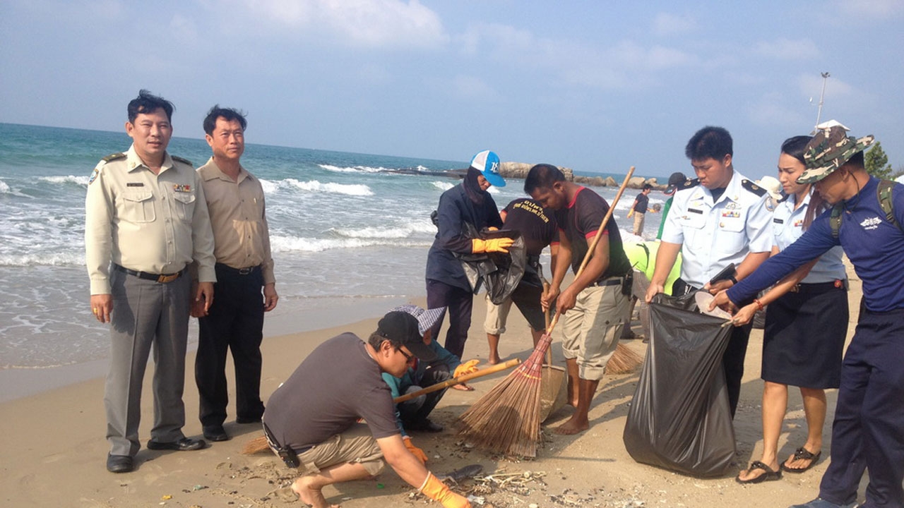 คาดเรือขนสินค้ามักง่าย แอบปล่อยน้ำมันเกลื่อนหาดแม่รำพึง 