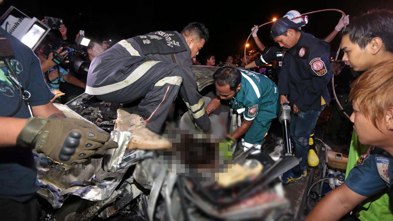 ‘5นศ.’ควบเก๋งพุ่งปะทะชนปิกอัพดับ2