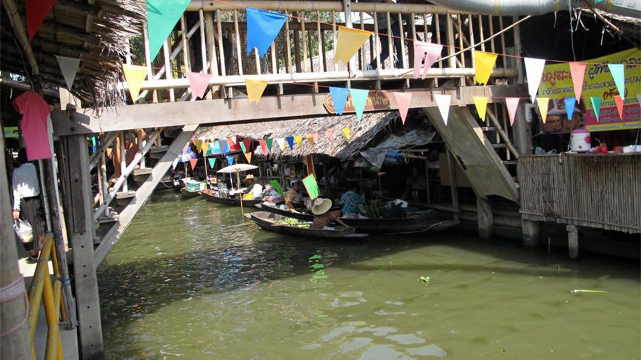ท่องเที่ยวทางคลองไม่หมู คลองแคบ, เรือติดสะพาน