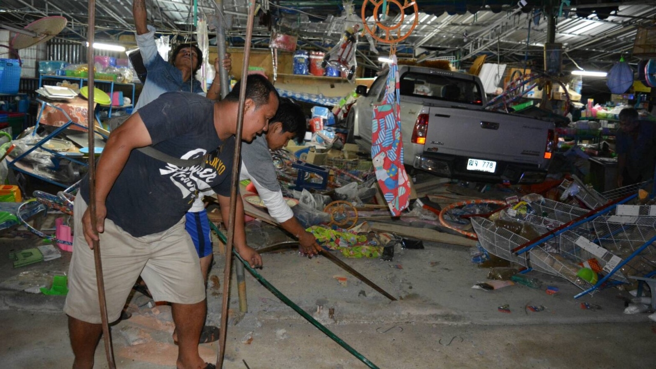 รถกระบะพุ่งชนร้านขายของ 20 บาท เด็ก 4 ขวบเจ็บ คนขับแอ่นอกขอรับผิดชอบ 