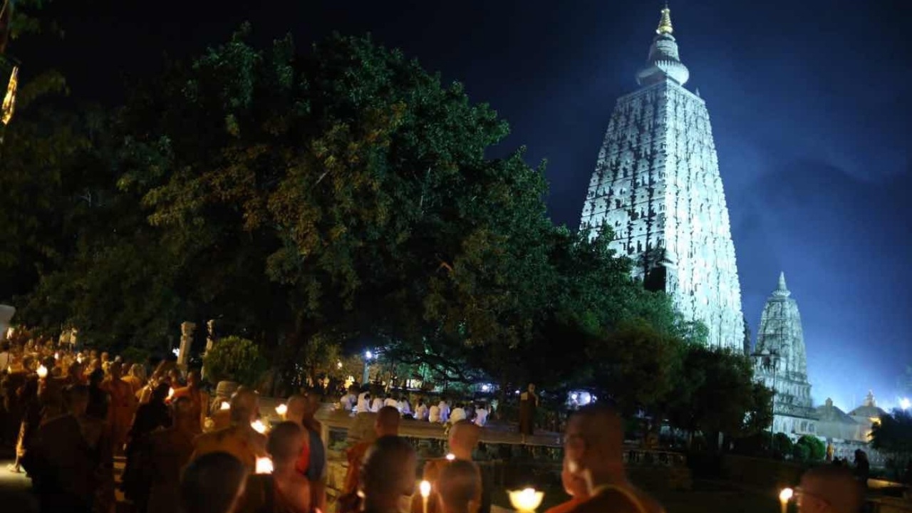 พระธรรมทูตไทย นำเวียนเทียนรอบ พระมหาเจดีย์พุทธคยา อินเดีย