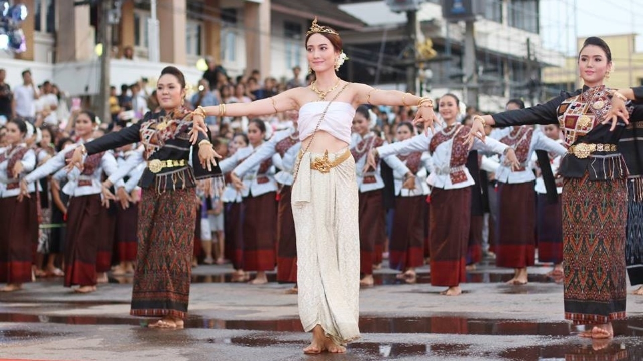 อัศจรรย์ ฝนตกหนักหยุดสนิท ขณะ 'แต้ว' ร่วมรำบูชาพญานาค ริมโขงที่นครพนม