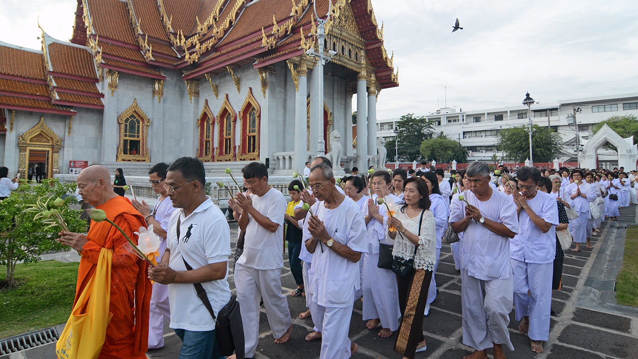 'ประชาชน ดารา นักร้อง'ทั่วไทย ร่วมใจเวียนเทียน เนื่องในวันอาสาฬหบูชา 