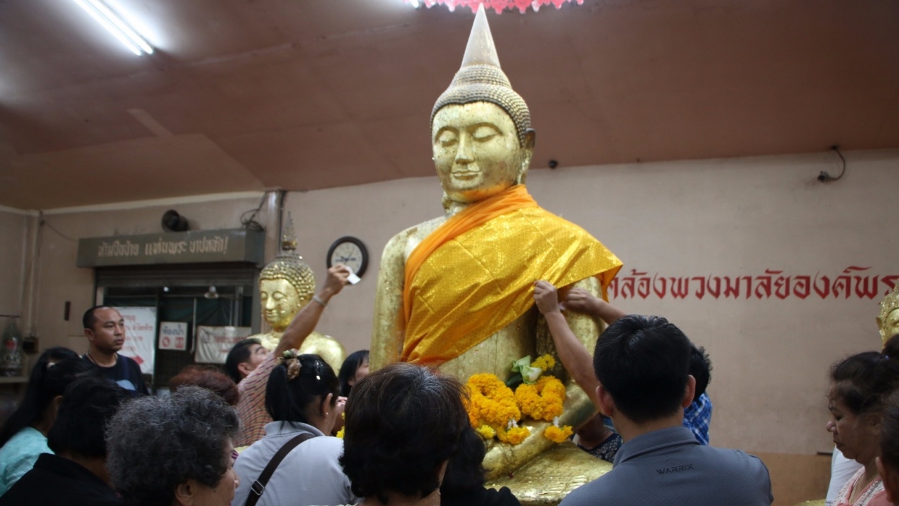 อาสาฬหบูชาคึกคัก! ชาวพุทธแห่ทำบุญตักบาตร ช่วงวันหยุดยาว