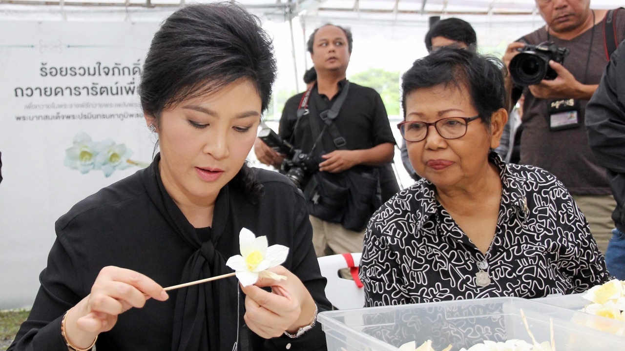 'ยิ่งลักษณ์' เปิดบ้านชวนแฟนเพจ ร่วมประดิษฐ์ดอกไม้จันทน์
