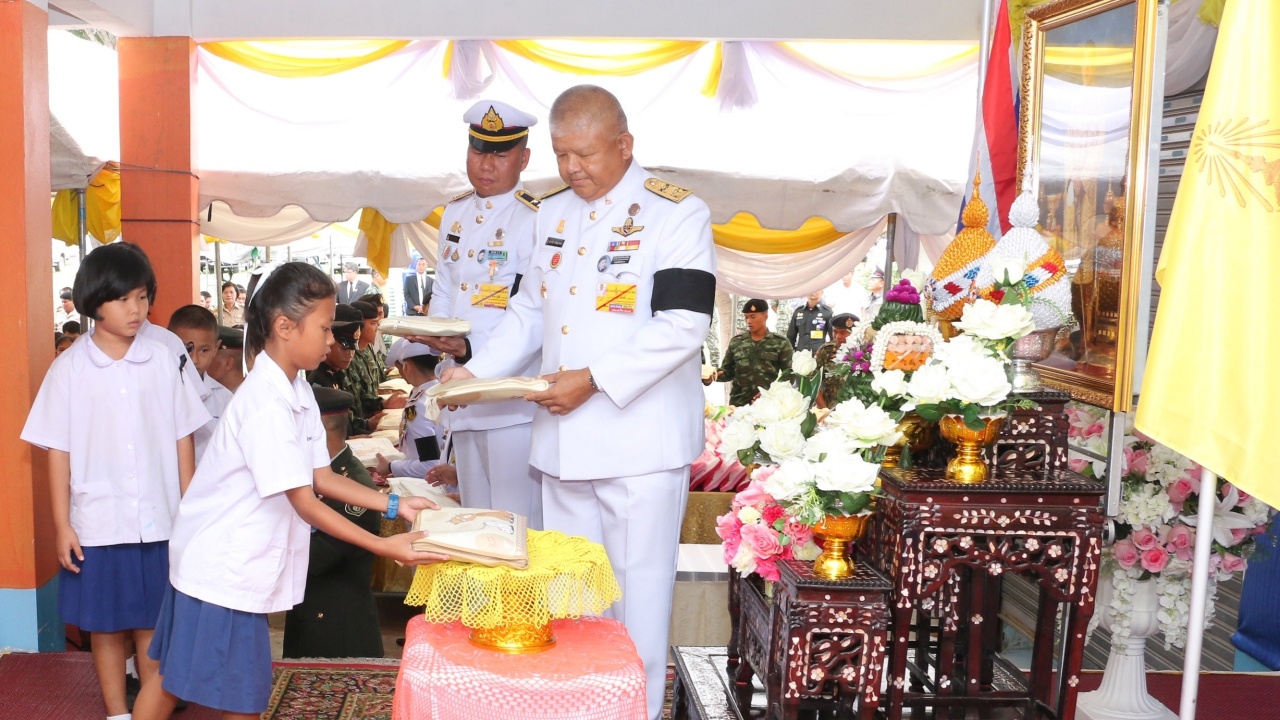 ในหลวง พระราชทานอุปกรณ์การเรียน-เครื่องเขียน แก่ร.ร. ที่โคราช