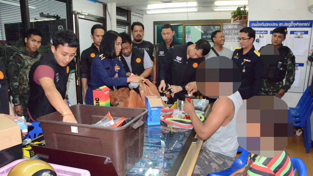 ยังลอบขายอีก!! ปคบ.จับแผงค้าบารากู่-บุหรี่ไฟฟ้า คาตลาดนัดย่านรังสิต