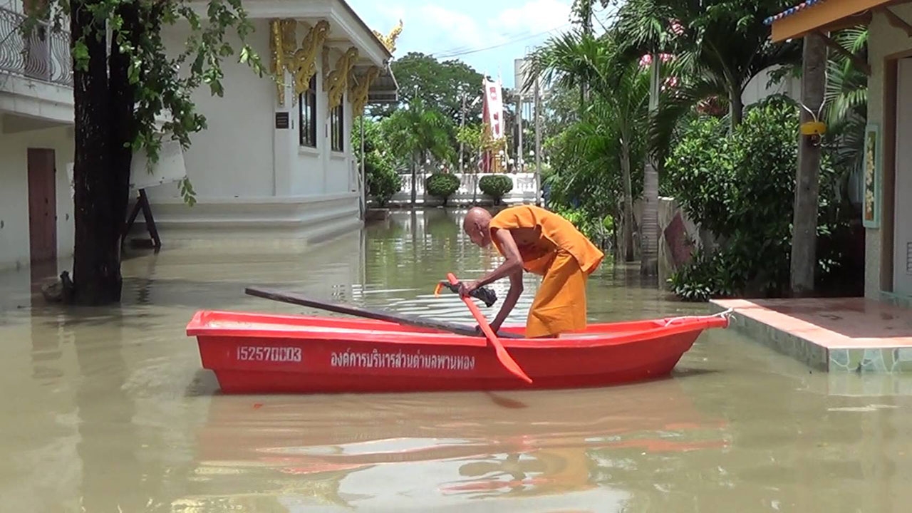 ท่วมนานกว่าอาทิตย์ วัด-ร.ร.ที่ชลบุรี พระ นักเรียน เดือดร้อนหนัก