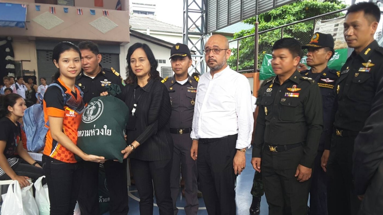 ตั้งศูนย์ช่วยเหลือชาวบ้านเหตุเพลิงไหม้ชุมชนวัดไผ่ตัน ตร.คาดไฟลัดวงจร