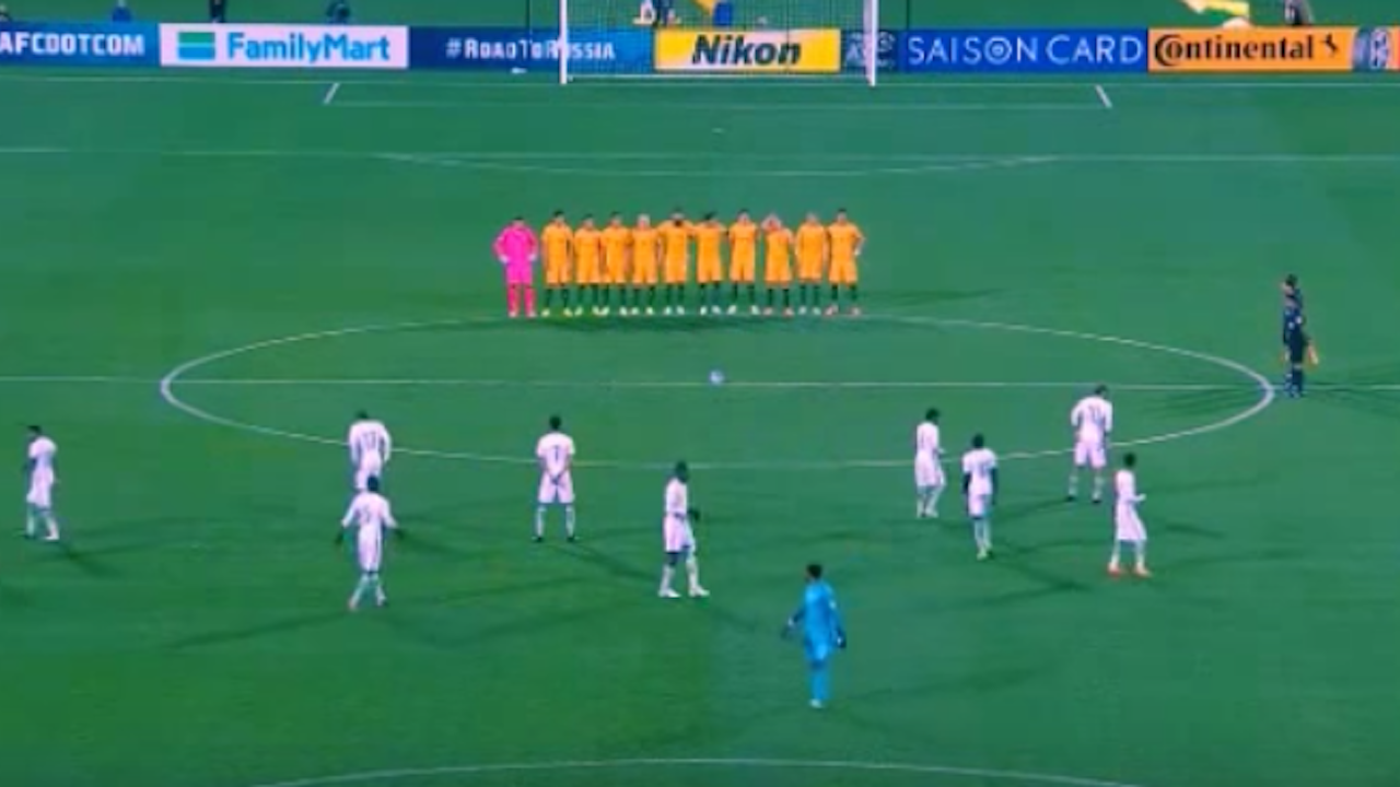 ดราม่า! 'ซาอุฯ' เมินยืนสงบนิ่งไว้อาลัยเหยื่อลอนดอน แฟนบอลโห่ทั้งสนาม (คลิป)