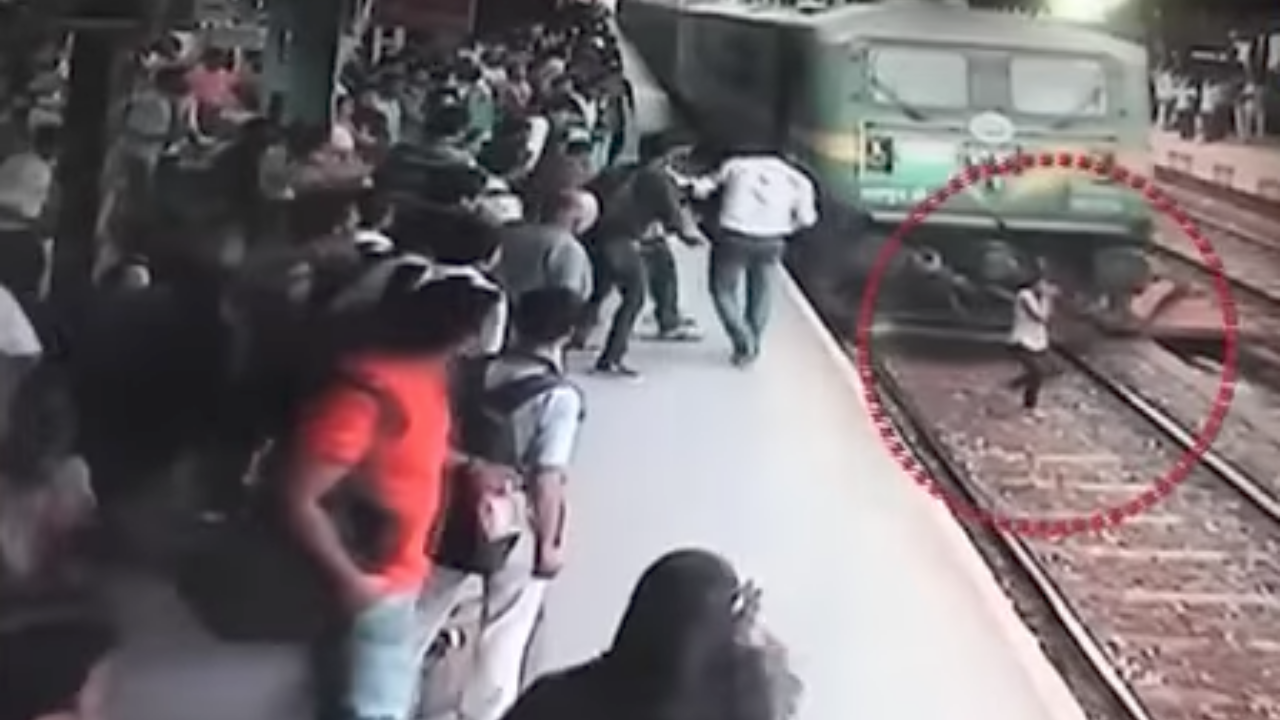 คนทั้งชานชาลาสุดช็อก!สาวอินเดียใส่หูฟัง เดินข้ามราง โดนรถไฟชนอย่างจัง(คลิป)