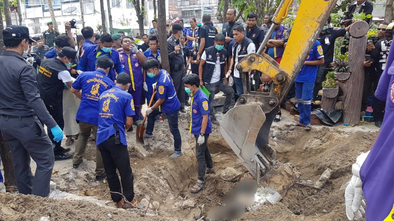 สยอง ขุดศพเณรปลื้ม! ถูกพระฆ่าฝังในวัดเมืองคอน พบโบกปูน2ชั้น-เน่าแล้ว (คลิป)