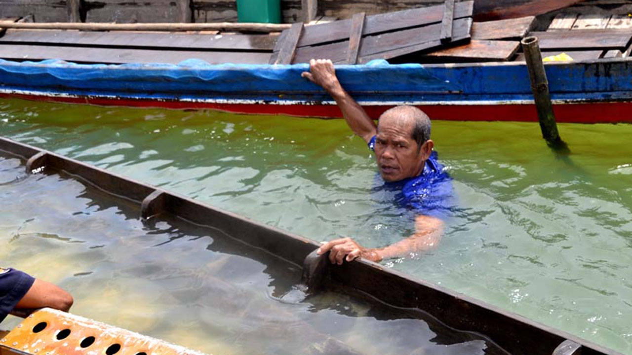 เรือหางยาว ไปลอยอังคาร ถูกคลื่นซัด ล่มในทะเลสาบลำปำ 