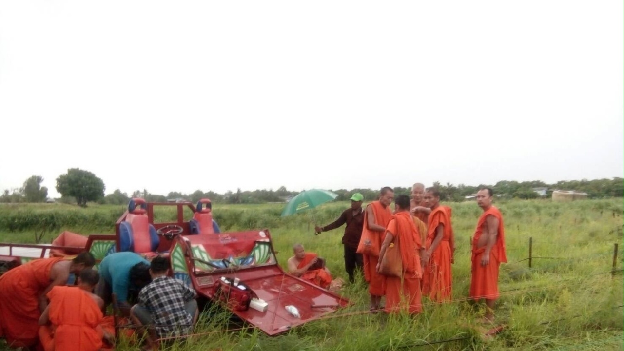 พระสุพรรณฯ ขับอีแต๋นลุยฝน พุ่งชนวัวไถลตกถนนเทกระจาด เจ็บระนาว ดับ 1